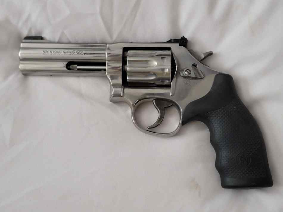 S&amp;W 617-6 .22LR